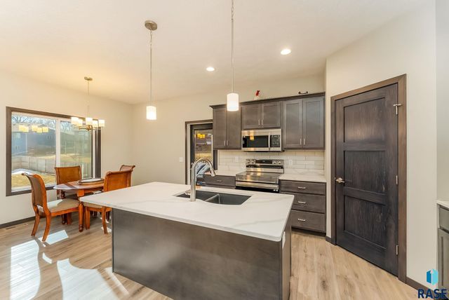 1016 N Mable Cir Circle, Sioux Falls, SD 57103