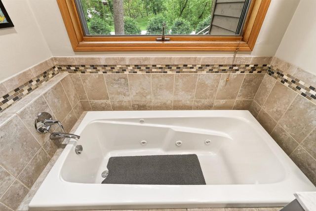44 White Oaks Lane, Madison, WI 53711