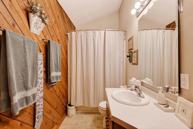 44 White Oaks Lane, Madison, WI 53711