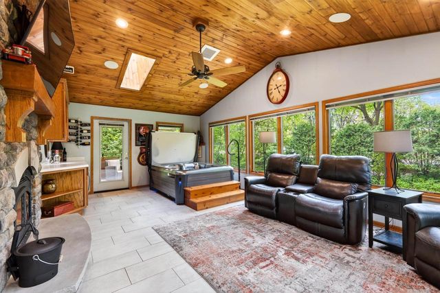 44 White Oaks Lane, Madison, WI 53711