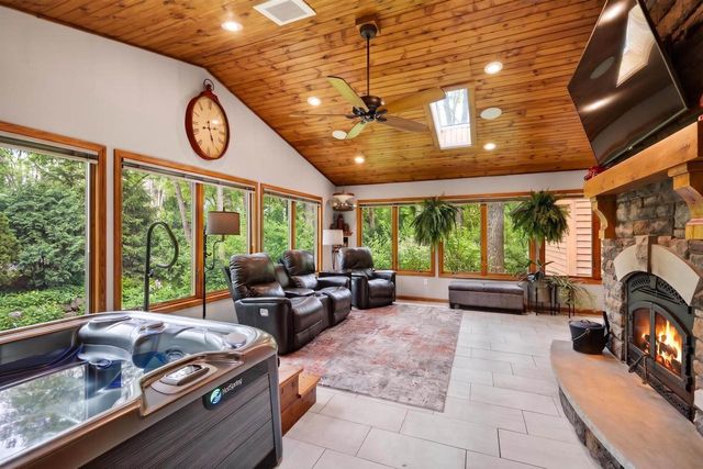44 White Oaks Lane, Madison, WI 53711