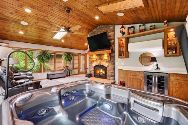 44 White Oaks Lane, Madison, WI 53711