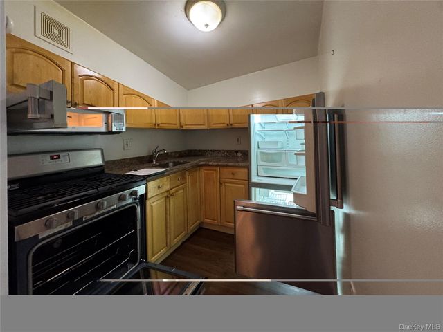 65-17 242nd Street 7E, Little Neck, NY 11362