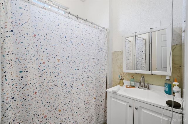 1027 Winfield Avenue, Cincinnati, OH 45205