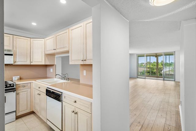 921 Gardenia Drive 370, Delray Beach, FL 33483