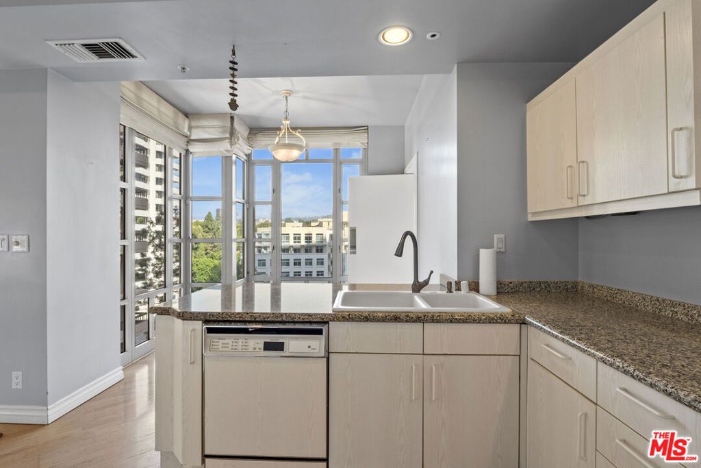 Image 7 of property listing at 10580 Wilshire Boulevard 6NW, Los Angeles, CA 90024