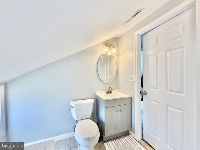 24 ROUNDWOOD LN, Levittown, PA 19055