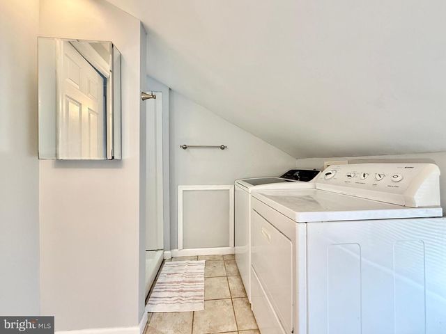 24 ROUNDWOOD LN, Levittown, PA 19055