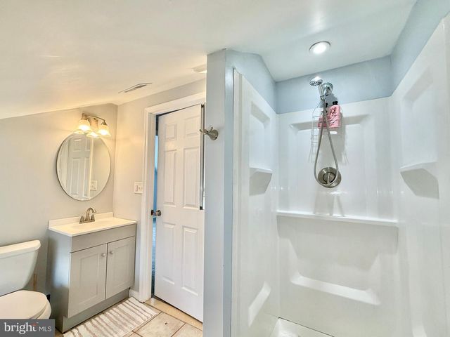 24 ROUNDWOOD LN, Levittown, PA 19055