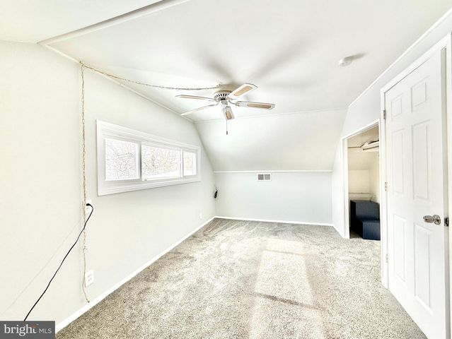 24 ROUNDWOOD LN, Levittown, PA 19055