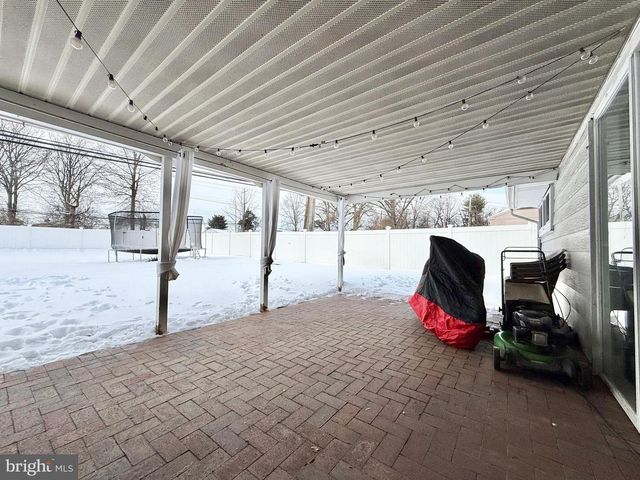 24 ROUNDWOOD LN, Levittown, PA 19055