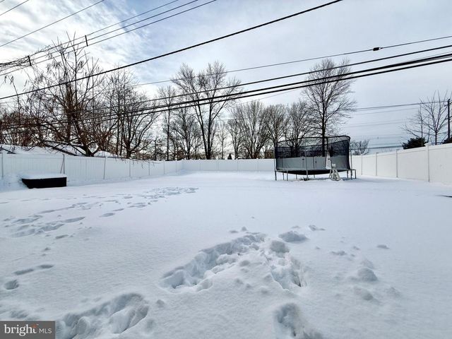 24 ROUNDWOOD LN, Levittown, PA 19055