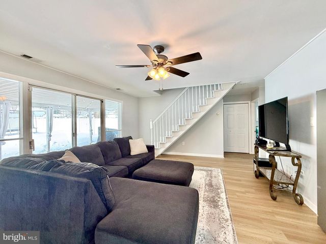 24 ROUNDWOOD LN, Levittown, PA 19055