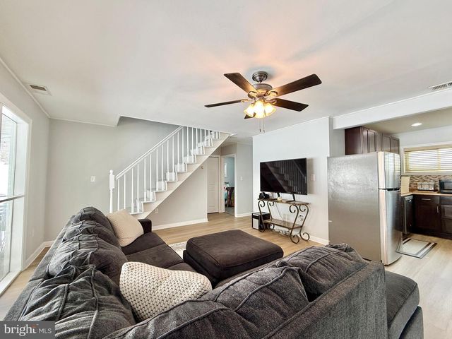 24 ROUNDWOOD LN, Levittown, PA 19055