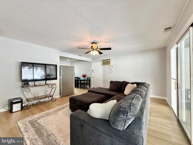 24 ROUNDWOOD LN, Levittown, PA 19055