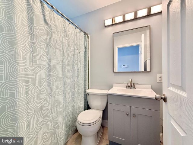 24 ROUNDWOOD LN, Levittown, PA 19055