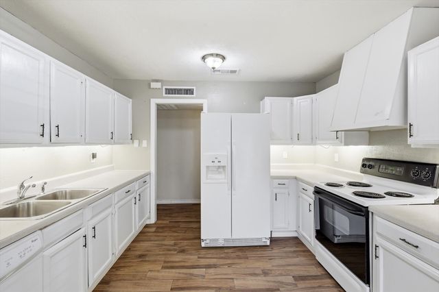 2704 Friarford Road, Fort Worth, TX 76112