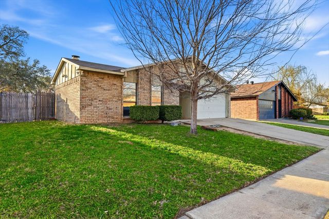 2704 Friarford Road, Fort Worth, TX 76112