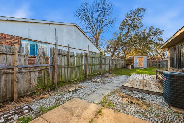 2704 Friarford Road, Fort Worth, TX 76112