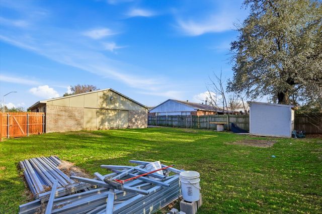 2704 Friarford Road, Fort Worth, TX 76112