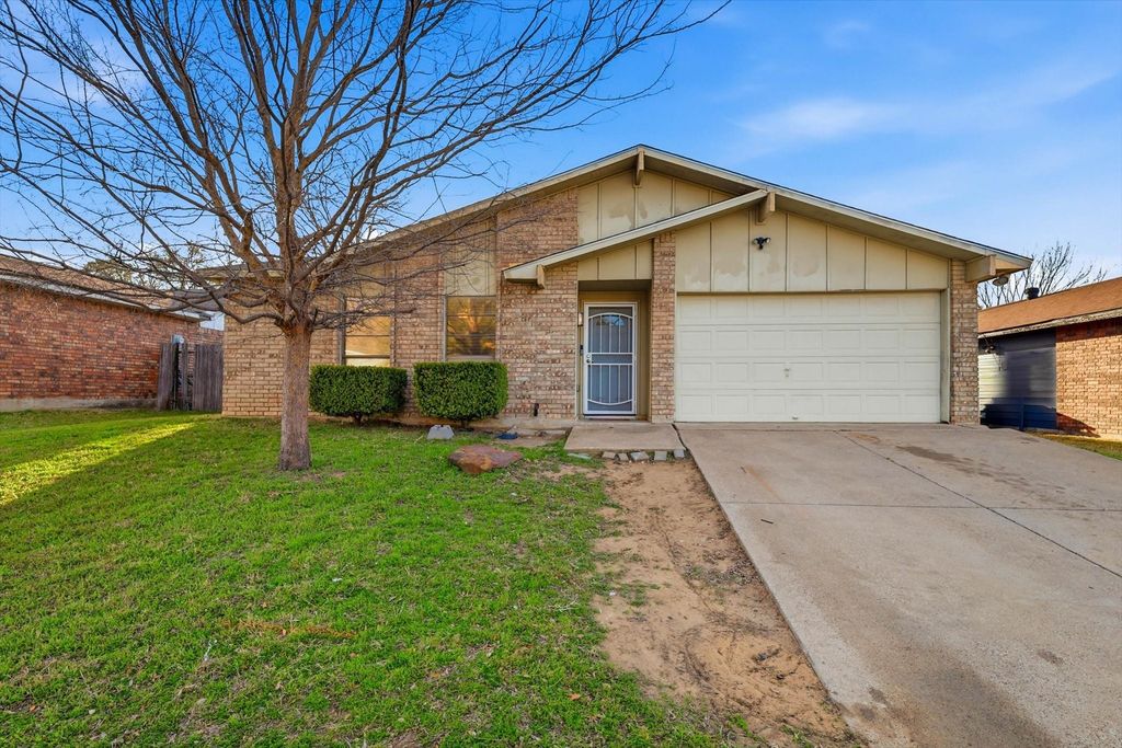 2704 Friarford Road, Fort Worth, TX 76112