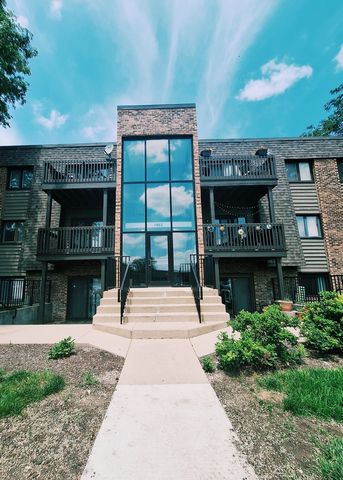 1482 Stonebridge Circle C-6, Wheaton, IL 60189