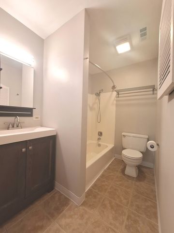 1482 Stonebridge Circle C-6, Wheaton, IL 60189