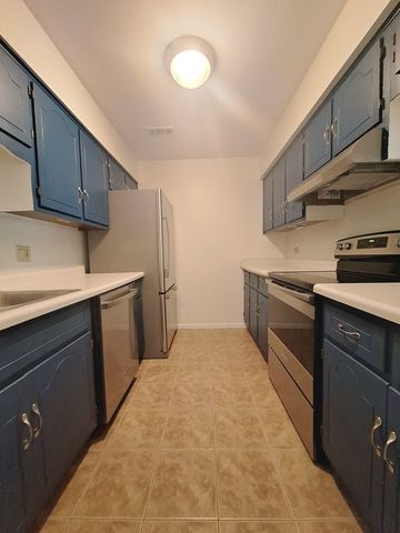 1482 Stonebridge Circle C-6, Wheaton, IL 60189