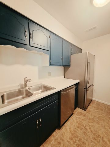 1482 Stonebridge Circle C-6, Wheaton, IL 60189