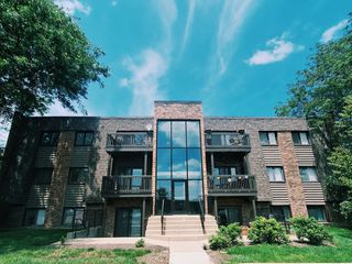 1482 Stonebridge Circle C-6, Wheaton, IL 60189