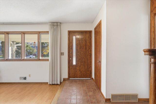 1823 Gramsie Road, Arden Hills, MN 55112