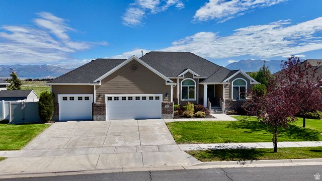 2444 N HOODED CRANE CIR, Clinton, UT 84015