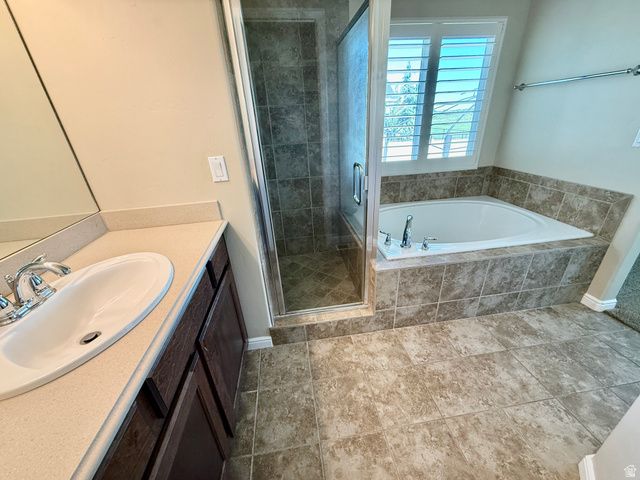 2444 N HOODED CRANE CIR, Clinton, UT 84015