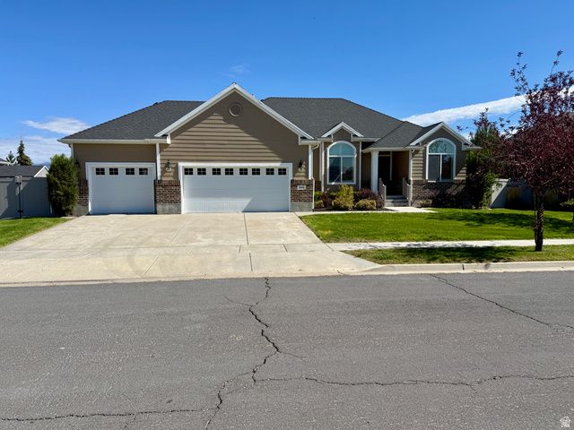 2444 N HOODED CRANE CIR, Clinton, UT 84015