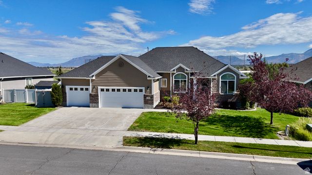 2444 N HOODED CRANE CIR, Clinton, UT 84015