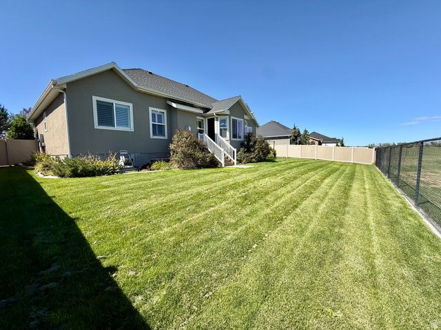 2444 N HOODED CRANE CIR, Clinton, UT 84015