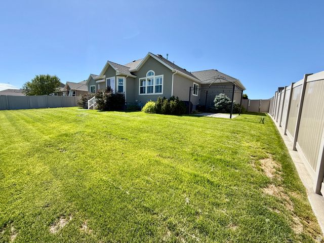2444 N HOODED CRANE CIR, Clinton, UT 84015