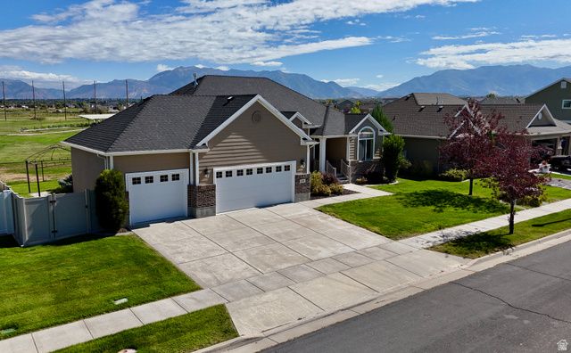 2444 N HOODED CRANE CIR, Clinton, UT 84015