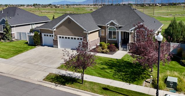 2444 N HOODED CRANE CIR, Clinton, UT 84015