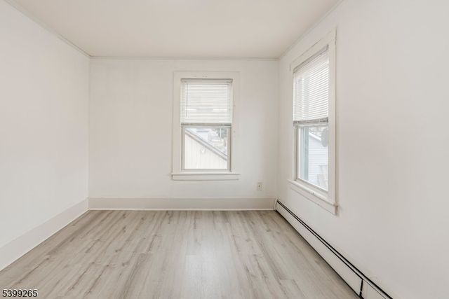 3 Townsend St, Newton Town, NJ 07860
