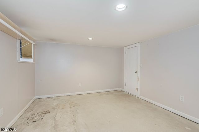 3 Townsend St, Newton Town, NJ 07860