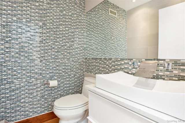 425 Cedar Point Drive E, Southold, NY 11971