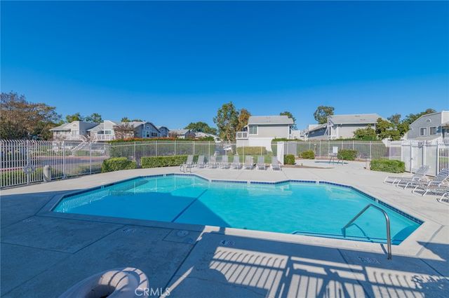 83 Huntington 278, Irvine, CA 92620