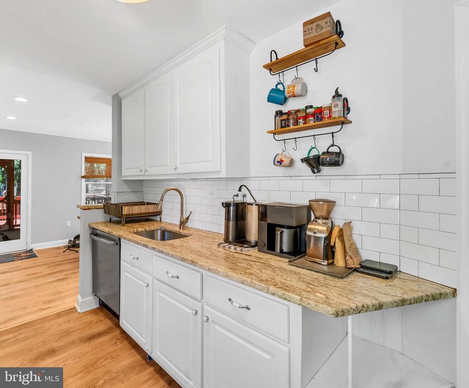 Image 10 of property listing at 10817 MADISON ST, Kensington, MD 20895