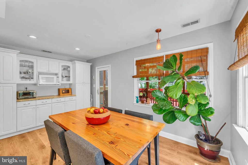 Image 11 of property listing at 10817 MADISON ST, Kensington, MD 20895