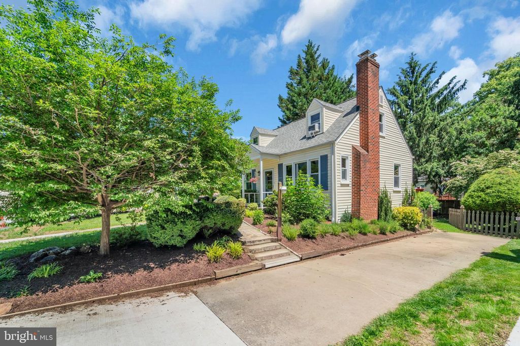 Image 2 of property listing at 10817 MADISON ST, Kensington, MD 20895