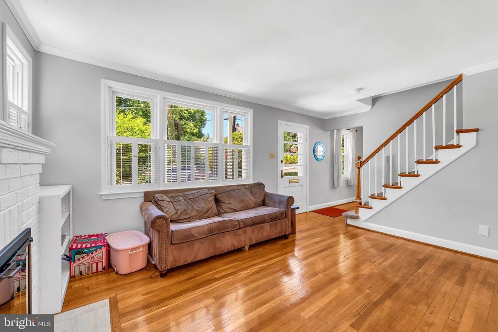 Image 4 of property listing at 10817 MADISON ST, Kensington, MD 20895