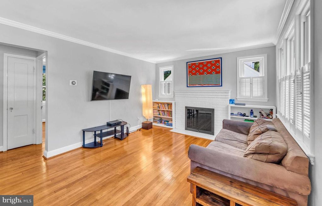 Image 5 of property listing at 10817 MADISON ST, Kensington, MD 20895