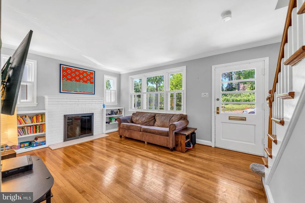 Image 6 of property listing at 10817 MADISON ST, Kensington, MD 20895