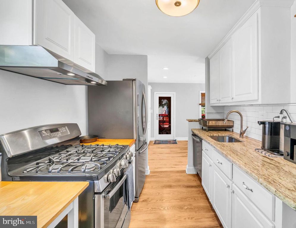 Image 8 of property listing at 10817 MADISON ST, Kensington, MD 20895